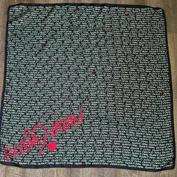 ✅💎Escada Limited Edition Satin Scarf 86cm x 86cm - Picture 5 of 12